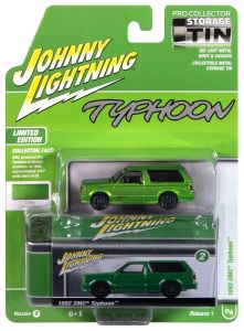 JLCT016B-B - 1992 GMC Typhoon metallicgrün aus der COLLECTOR TINS 2025 Serie, noch in Originalverpackung.