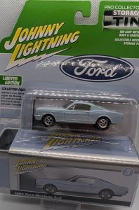 JLCT016B-C - 1965 Ford Mustang 2+2, blau, aus der Collector Tins Serie 2025, in Blisterverpackung