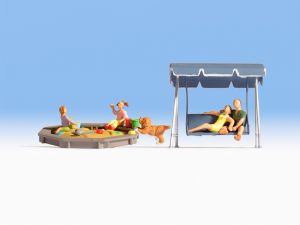 NOC15590 - Familie entspannt im Garten