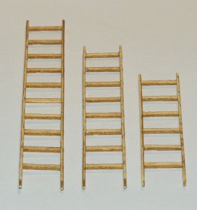 PLS401 - 3 Miniaturleitern zum Aufbauen in den Höhen 10; 8 und 6 cm