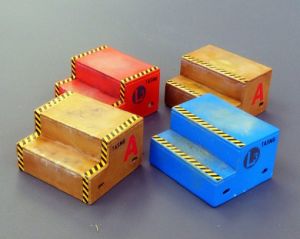 PLSAL4071 - 4 Miniaturschritte zum Zusammenbauen und Bemalen; Abziehbilder werden mitgeliefert