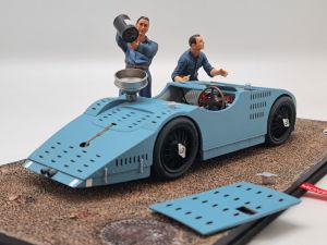 PANTHEON025 - BUGATTI Typ 32 – PANZER – Grand Prix der ACF Tours 1923 mit offener Motorhaube, 2 Figuren und Abziehbildern