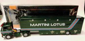 IXOTTR025 - VOLVO F88 4x2 mit Anhänger 1 Achse MARTINI LOTUS.