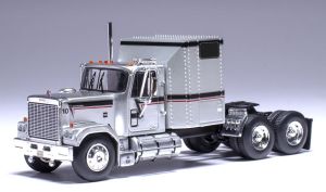 IXO-U64TR004 - GMC General 6x4 1980 Silber mit schwarzen und roten Streifen – USA EDITION