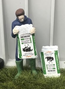 WM078J - Bauer entleert einen Sack mit Pferdefutter