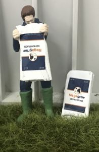 WM078O - Bauer entleert einen Beutel Milch für Kälber