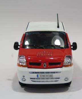 ELI114402 - RENAULT Master - Cirque Arlette GRUSS 2011 rot