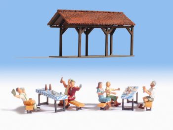NOC12031 - Party im Gartenhaus Tische Bänke und Figuren
