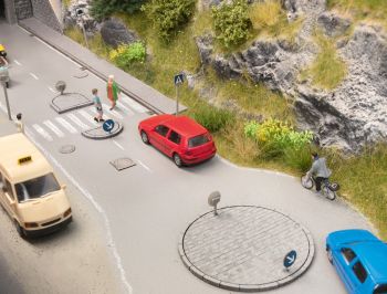 NOC14388 - Satz Verkehrsinseln mit Stangen und Schildern