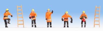 NOC15022 - Feuerwehrleute in orangefarbenen Outfits