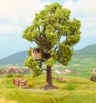 NOC21767 - Baum mit Baumhaus