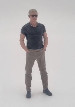 ATLAN32035 - Mann mit Händen in den Hosentaschen, T-Shirt und Sonnenbrille