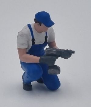 ATLAN32047_BLEU - Mechaniker kniet mit Schlagschrauber (blau)