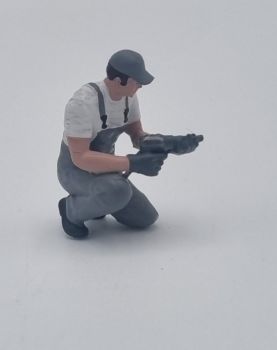 ATLAN32047_GRISC - Mechaniker kniet mit Schlagschrauber (hellgrau)