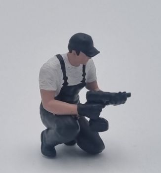 ATLAN32047_GRISF - Mechaniker kniet mit Schlagschrauber (dunkelgrau)