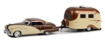 GREEN32260-A - BUICK Roadmaster Hardtop 1949 mit Airstream Wohnwagen aus der HITCH & TOW Serie in Blisterverpackung.