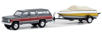 GREEN32290-B - CHEVROLET Suburban K20 Silverado 1987 mit Anhänger und Boot aus der Hitch & Tow Serie in Blisterverpackung.