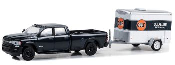 GREEN32290-D - DODGE Ram 2500 2023 mit GULF OIL Öltransportanhänger aus der Serie Hitch & Tow unter Blisterverpackung.