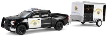 GREEN32315-C - CHEVROLET Silverado 2023 California Police mit Anhänger aus der HOT PURSUIT-Serie in Blisterverpackung