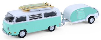 GREEN32330-B - Volkswagen Typ 2 von 1971 mit Surfbrettern und Hitch & Tow Wohnwagen, noch in Blisterverpackung