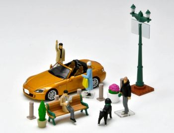 TOM328292 - Eckgrundstück 2 mit orangefarbenem Honda S2000 und Zubehör