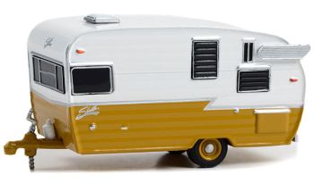 GREEN34140-F - Wohnwagen SHASTA Airflyte karamellfarben und weiß aus der Serie HITCHED HOMES in Blisterverpackung.
