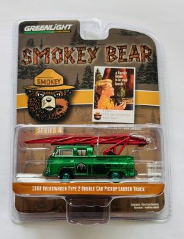 GREEN38070-BVERT - VOLKSWAGEN Typ 2 Doppelkabine Pick-up – Ladder Truck 1968 grün aus der SMOKEY BEAR-Serie in Blisterverpackung