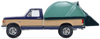 GREEN38080-D - 1987 Ford F-150 XLT Lariat, blau und beige, mit einem Dachzelt aus der Serie „The Great Outdoors“, noch in der Originalverpackung.