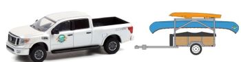 GREEN32230-A - 2019 NISSAN Titan XD PRO-4X mit HITCH & TOW Anhänger und Kanu in Blisterverpackung