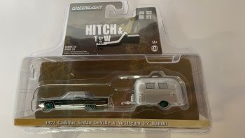 GREEN32240-AVERT - CADILLAC Sedan deville 1972 mit Wohnwagen AIRSTREAM Bambi grüne Felgen aus der Serie HITCH & TW in Blisterverpackung.