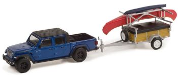 GREEN32240-C - JEEP Gladiator Texas 2021 mit Anhänger und Kanus aus der Serie HITCH & TW unter Blister.