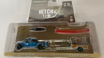 GREEN32240-CVERT - JEEP Gladiator Texas 2021 mit Anhänger grüne Felgen und Kanus aus der Serie HITCH & TW in Blisterverpackung.