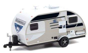GREEN34110-D - Wohnwagen 1 Achse WINNEBAGO 2016 aus der Serie HITCHED Homes unter Blisterverpackung.
