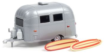 GREEN34110-F - Wohnwagen 1 Achse AIRSTREAM 16' mit Surfbrettern aus der Serie HITCHED Homes unter Blister.
