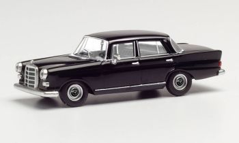 HER420457 - Mercedes 200 schwarz