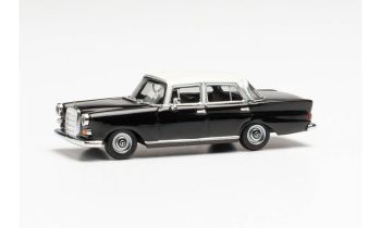 HER430739-002 - MERCEDES 200 Schwarz und Weiß