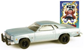GREEN54110-E - CHEVROLET Chevelle Malibu Classic 1977 metallicblau aus der Serie GARBAGEPAILKIDS in Blisterverpackung