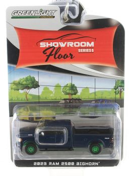 GREEN68050-AVERT - 2023 DODGE Ram 2500 Bighorn Blue mit grünen SHOWROOM FLOOR Series-Felgen in Blisterpackung