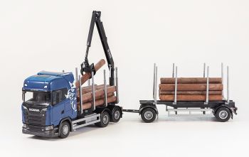 EMEK70674 - SCANIA S730 6x4, blauer Sattelzug mit 1+1-achsigem Holztransportanhänger