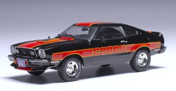 IXOCLC599N.22 - 1977 Ford Mustang Cobra II, Schwarz mit Zierleisten