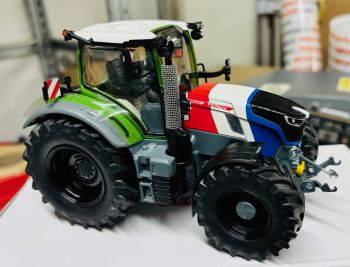 CW0290 - FENDT 728 Vario blau-weiß-rot