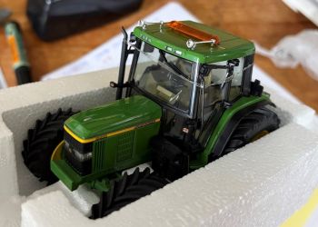 CW0307 - JOHN DEERE 6400 avec pneus larges et accessoires
