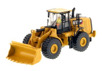 DCM85948 - CATERPILLAR 966M Radlader mit Fahrer und Metallkiste