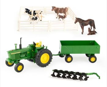 ERT15474 - JOHN DEERE 4020 mit Anhänger, Pflug, Tieren und Zäunen