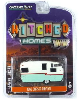 GREEN34100-E - Grün-weißer 1-Achs-Wohnwagen SHASTA Airflyte von 1962 aus der Hitched Homes-Serie; der in einer Blisterpackung verkauft wird