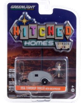 GREEN34100-F - TEARDROP 1-achsiger grauer Wohnwagen von 1956 mit Figur aus der Serie Hitched Homes in Blisterverpackung
