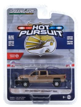 GREEN42950-E - CHEVROLET Silverado 1500 Doppelkabinen-Pick-up 2017 Metallic-Braun Die Hot Pursuit-Serie wird im Blister verkauft