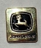 MCJ099417000 - JOHN DEERE Logo-Anstecknadel