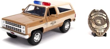 JAD253255003 - CHEVROLET Blazer 4x4 Hopper's Chevy Polizei aus der Serie Stranger Things mit der enthaltenen Plakette