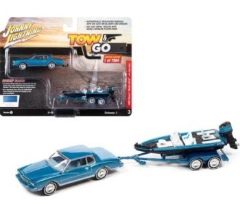 JLBT017A-C - Blauer Chevrolet Monte Carlo von 1980 mit Anhänger und Boot aus der Tow & Go-Serie, noch in Blisterverpackung